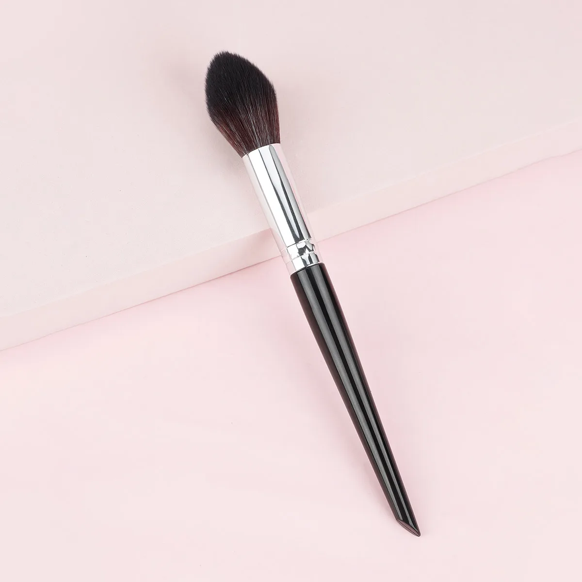 フレームブラシは頬の円錐形のメイクアップに適しています。 クリームやプレスパウダーチークの除去に適しています。