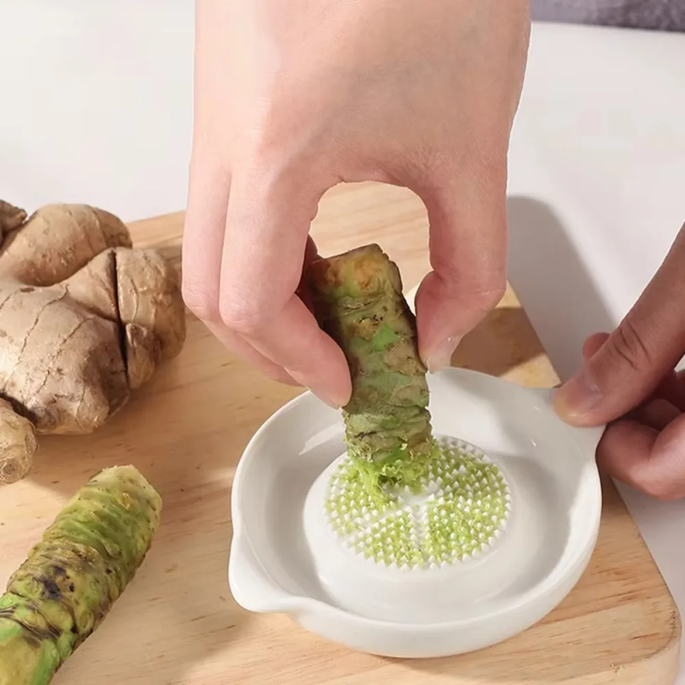 Portable Manual Ceramic Ginger Grater Round with Flow Guide Port Ginger Grinder Tray Household Wasabi Grinding Dish Fruit Puree