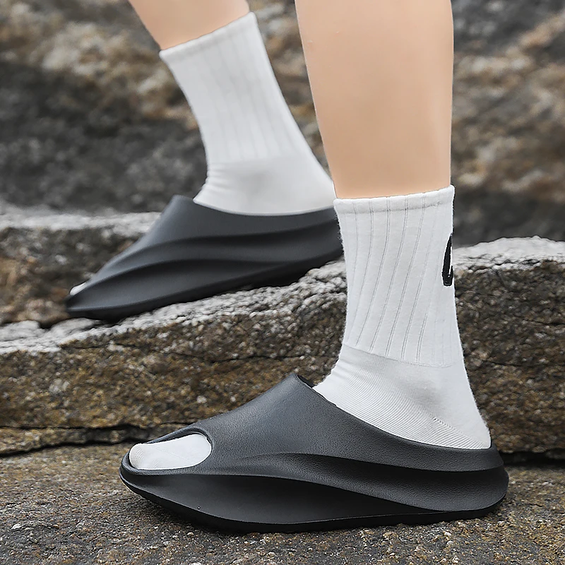 

Летние повседневные спортивные сандалии для дома и прогулок. Мужские тапочки для верхней одежды летом. Тапочки на мягкой подошве с нескользящей и защитой от запаха.