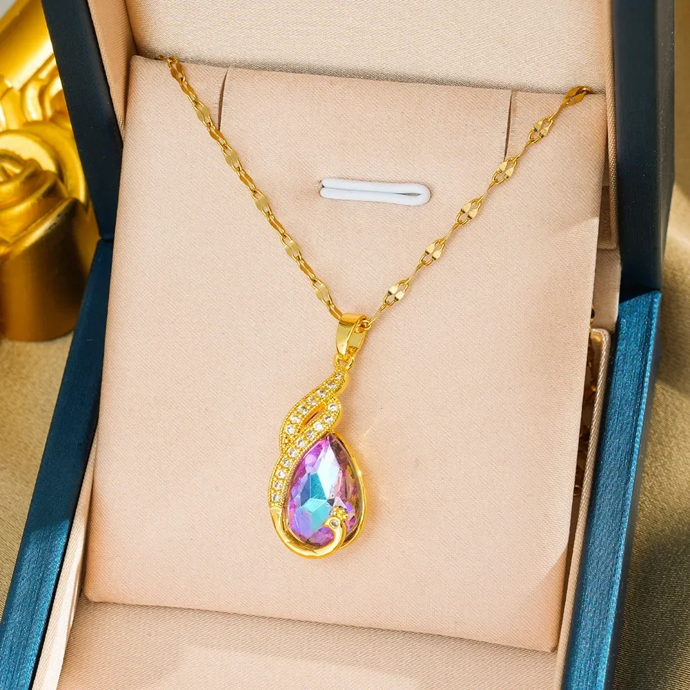 

A fashionable and trendy short collarbone necklace for women.It is a multi-functional and dazzling blue peacock crystal necklace