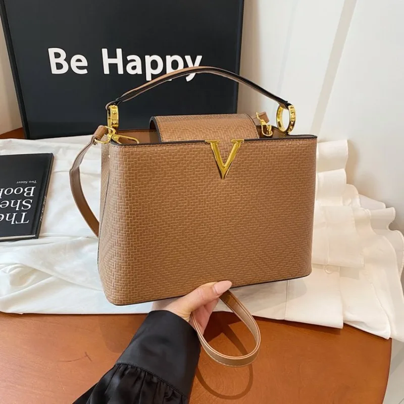 

Classic Designer Paris Fashion Inspired Messenger Purse For Women Featuring Elegant Solid Color And Leisure Use