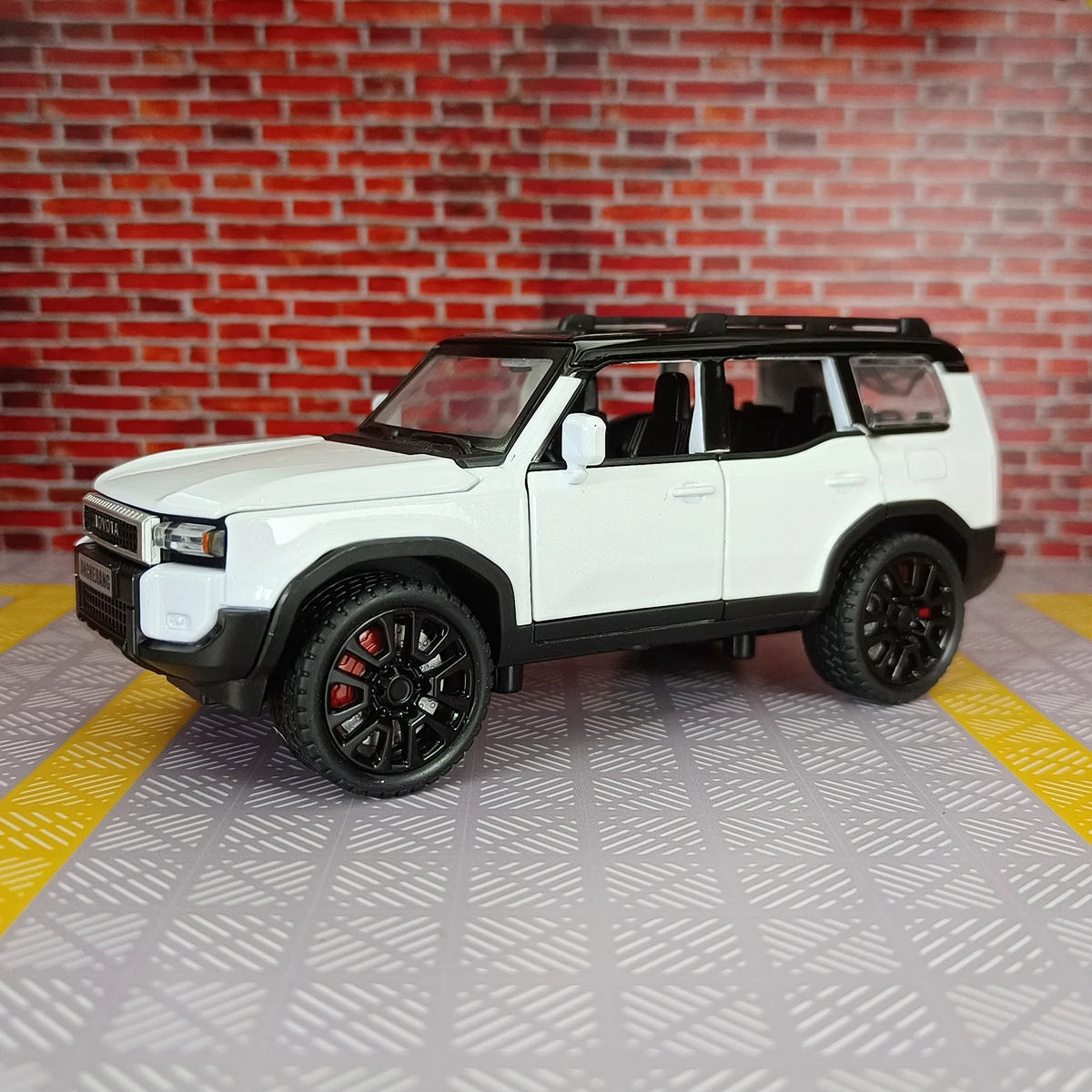 1:32 Toyota Prado 2024 liga modelo de carro ornamento, portas e capô do motor, porta-malas pode ser aberto para brinquedos infantis
