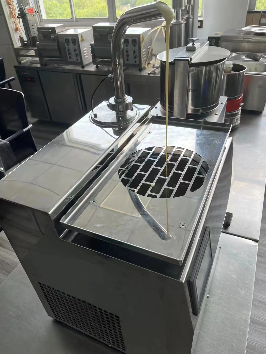 New Chocolate Tempering Moulding Machine Chocolate Sprayer Machine