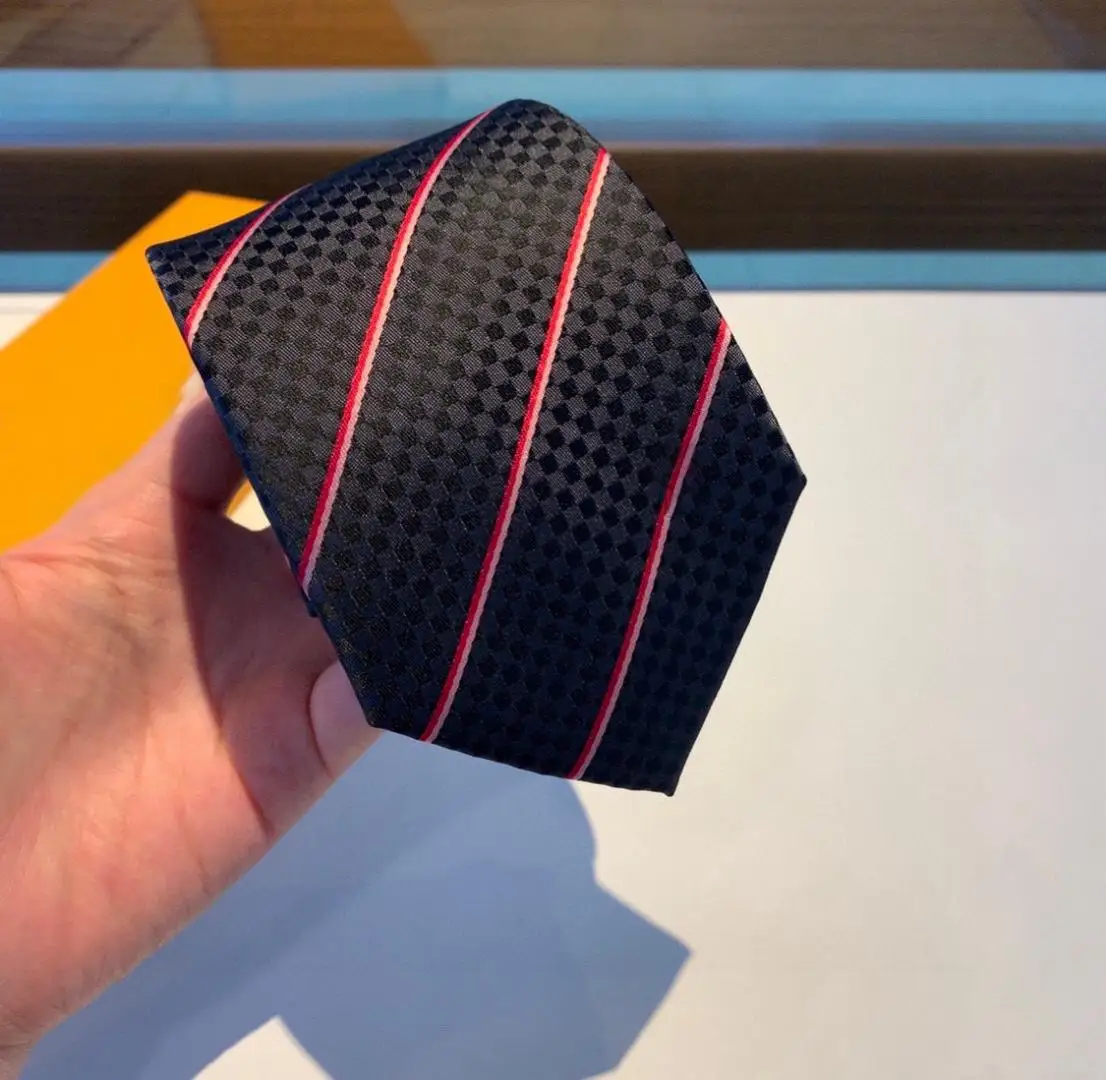 تم تصنيع هذه الربطة المميزة المصنوعة يدويًا من حرير التويل عالي الجودة بنسبة 100% وربطة عنق رجالية فاخرة تجعل أيضًا هدية ممتازة.