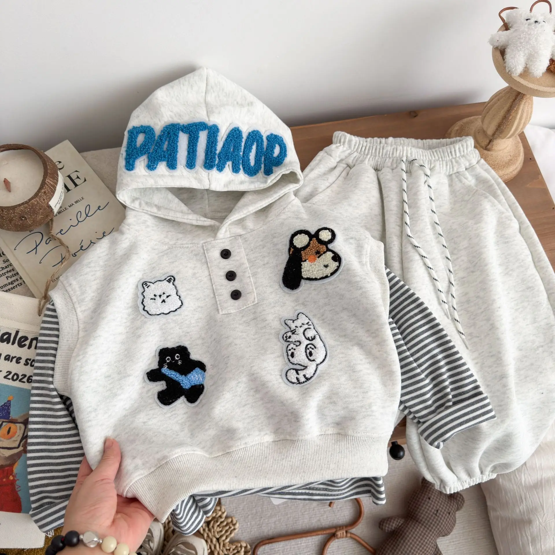 2026 Neue Herbst-Babykleidungssets für Jungen und Mädchen, niedliche Cartoon-Patch-Weste mit Kapuze + gestreiftes Langarm-Oberteil + Hose, 3-teiliges lässiges Kinder-Outfit – Detail 2