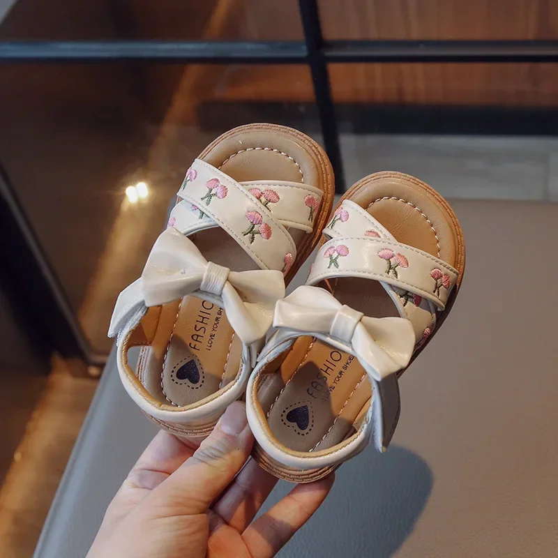 Sandali piatti per bambini estivi moda ricama dolce Bowknot bambini scarpe da spiaggia causali ragazze Open-toe sandali con suola morbida versatili