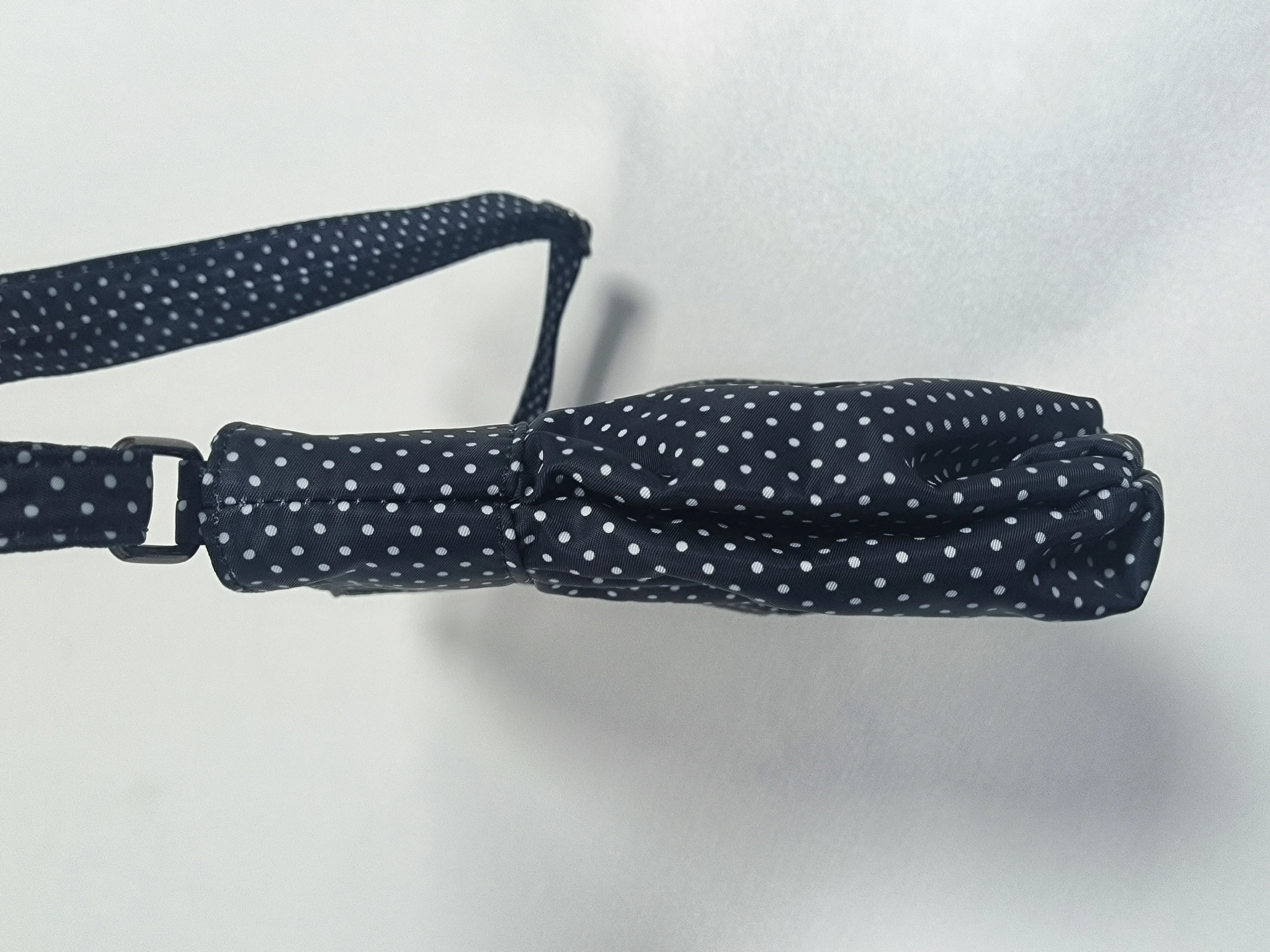 Koreanische Umhängetasche mit Polka Dots, große Tragetasche mit plissiertem Design und Holzknopf-Dekor, niedliche lässige Handtasche für Mädchen – Detail 13