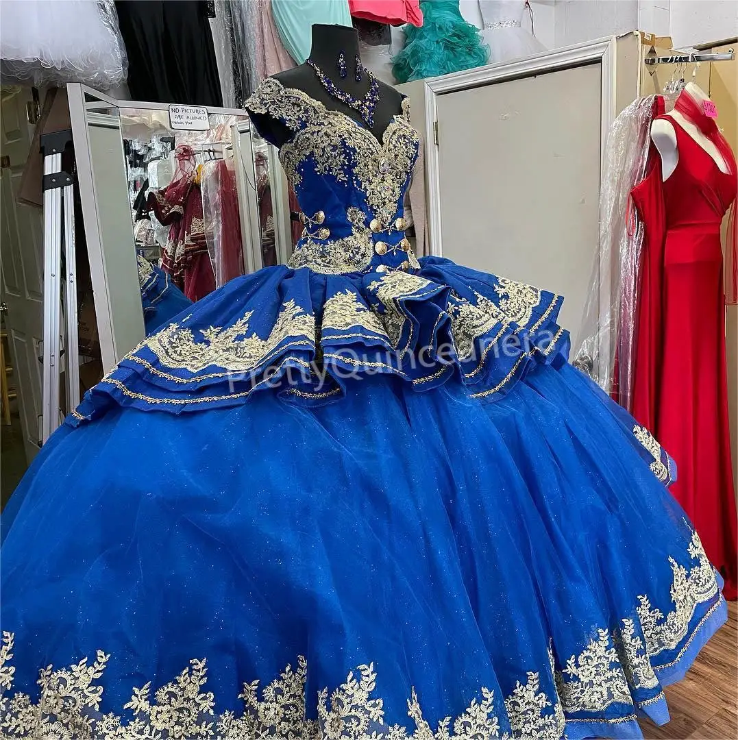 فساتين Quinceanera باللون الأزرق الملكي مع زينة ذهبية وأزرار ، وتول لامع متدرج ، قبالة الكتف ، ورباط الظهر ثوب كرة كبير