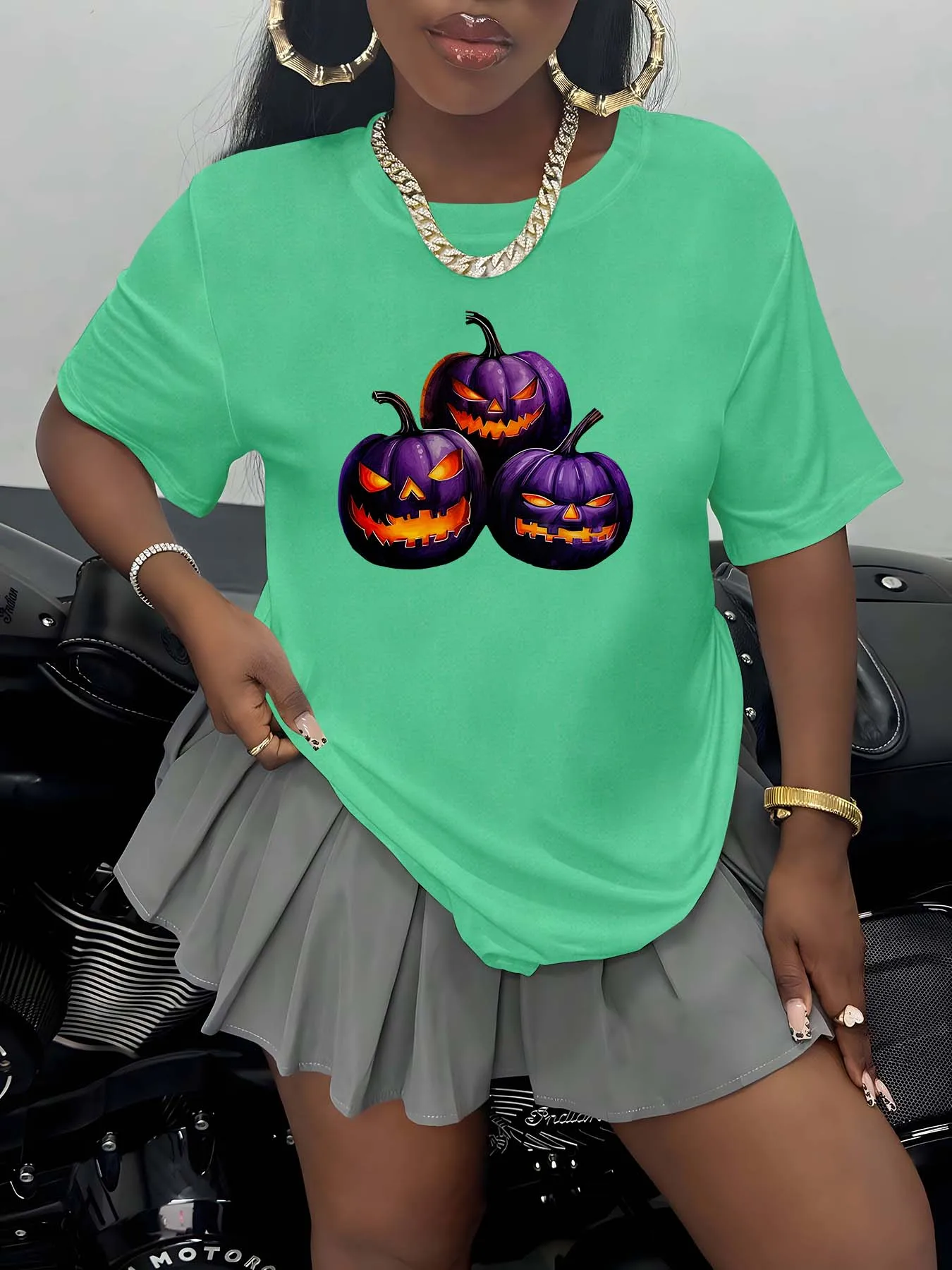 Modny element odzieżowy plus size z motywami dyni halloweenowej, który wzbudza uroczą i upiorny klimat świąt.