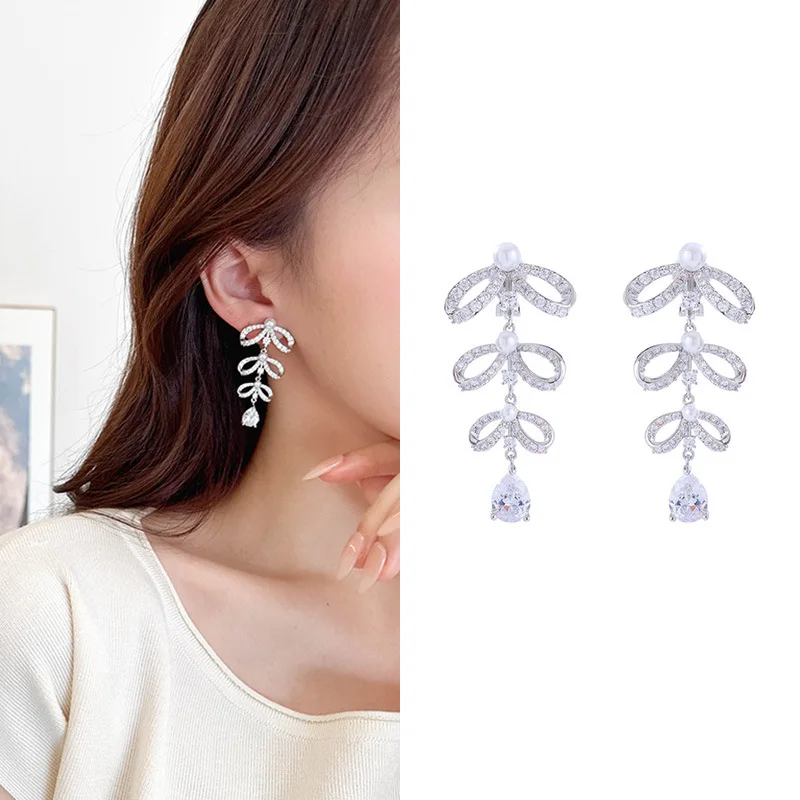 Комплект циркониевых серег с жемчугом-бантом, без пирсинга ушей, зажимами для ушей и кисточками.