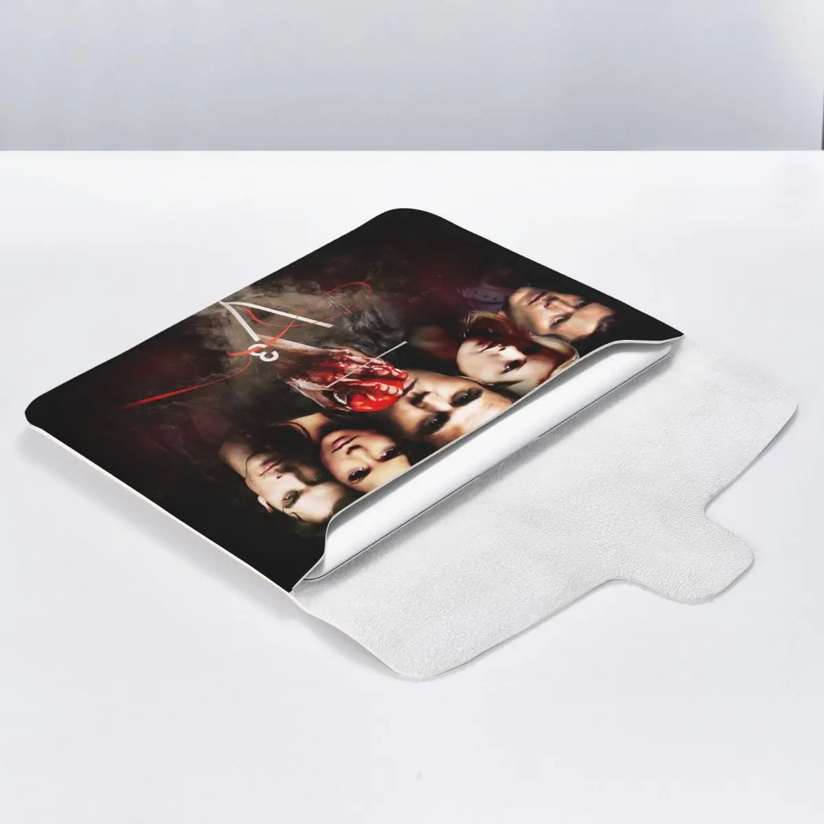 capa-horizontal-para-portatil-em-couro-sintetico-com-forro-macio-e-protecao-contra-impactos-da-colecao-the-vampire-diaries-para-notebooks-de-13-polegadas