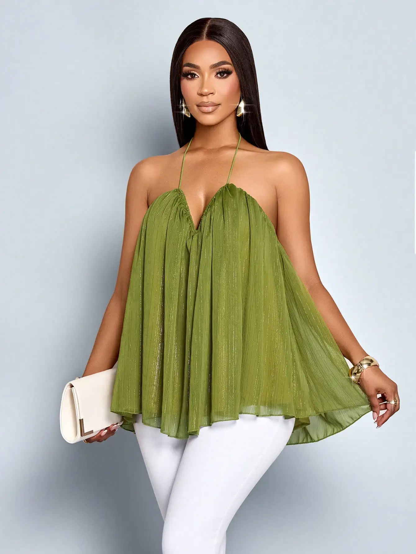 

Женский блестящий плиссированный топ-камизоль оливкового цвета с глубоким V-образным вырезом и тонкими бретелями