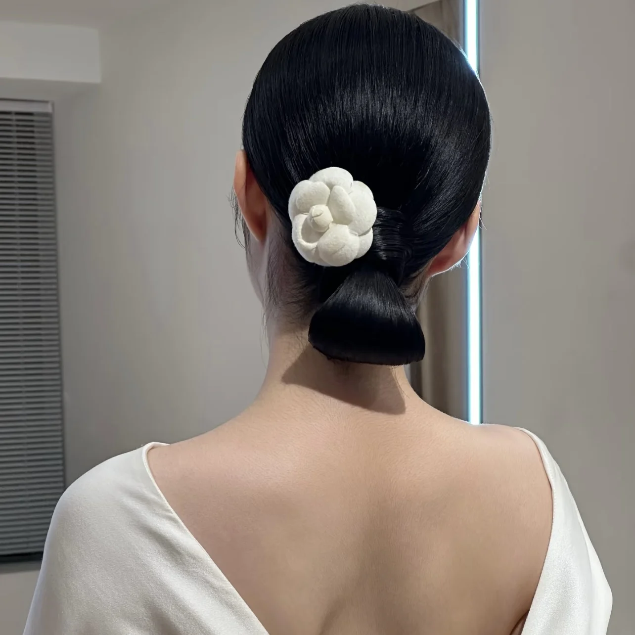 presilha-de-cabelo-retro-camelia-grampos-florais-coloridos-para-noivas-e-festas-–-acessorios-de-cabelo-modernos-e-elegantes