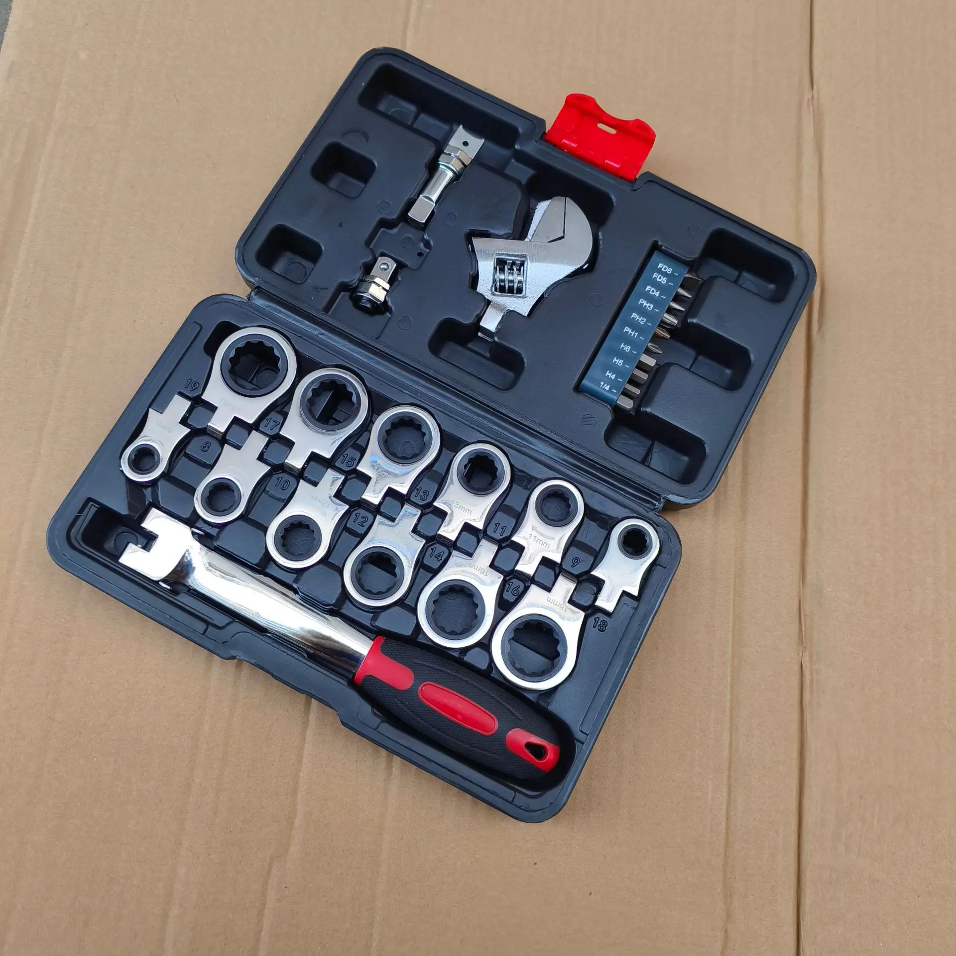 

Portable 26-piece movable opening shaking head replaceable ratchet wrench shaking head wrench 180 ° rotating