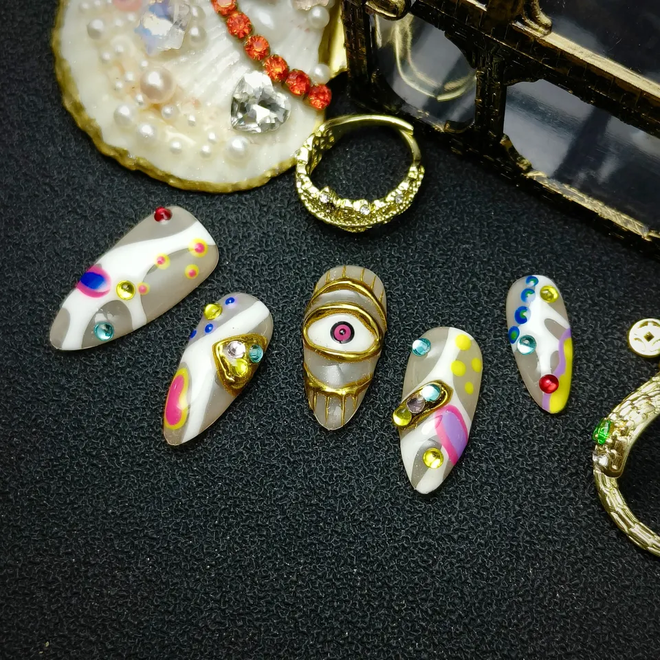 10 piezas uñas postizas de lujo vintage francesas - acrílicas almendra hechas a mano con arte abstracto dorado, caras 3D y lunares coloridos 4