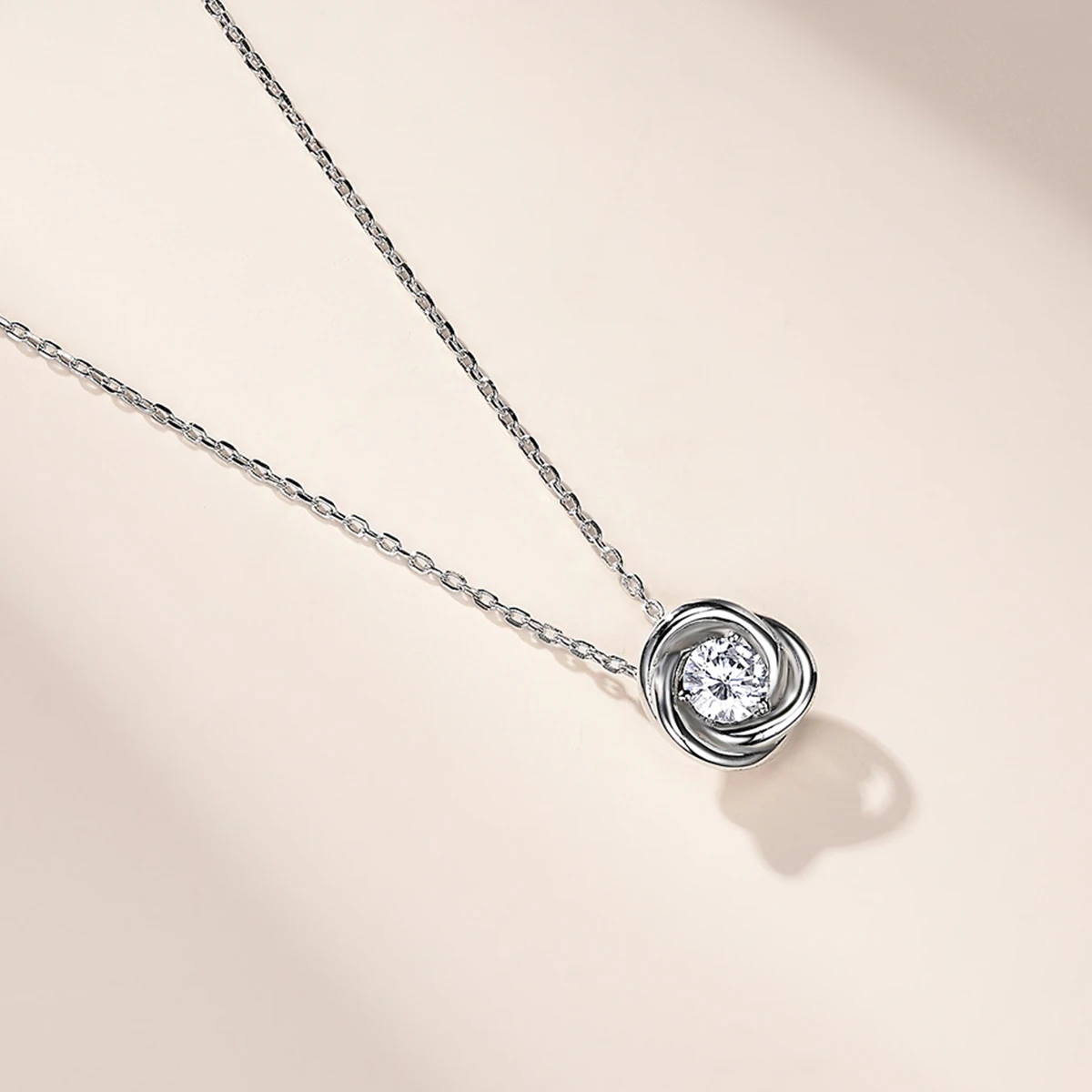 Happiness Surrounding S925 Silver Plated 18K Gold Moissanite Necklace 0.5ct For Women Gift
