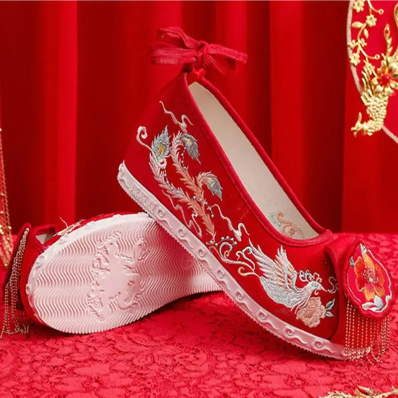 Scarpe da sposa rosse retrò da donna nuove scarpe di tela con suola piatta ricamate con nappe stile cinese scarpe Hanfu di grandi dimensioni con lacci poco profonde