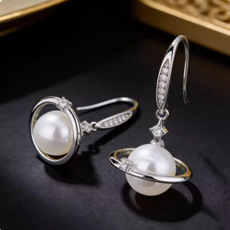 

Изысканные серьги из натурального белого жемчуга Южных морей класса ААА+8-9 мм, круглой формы, из 14-каратного золота.