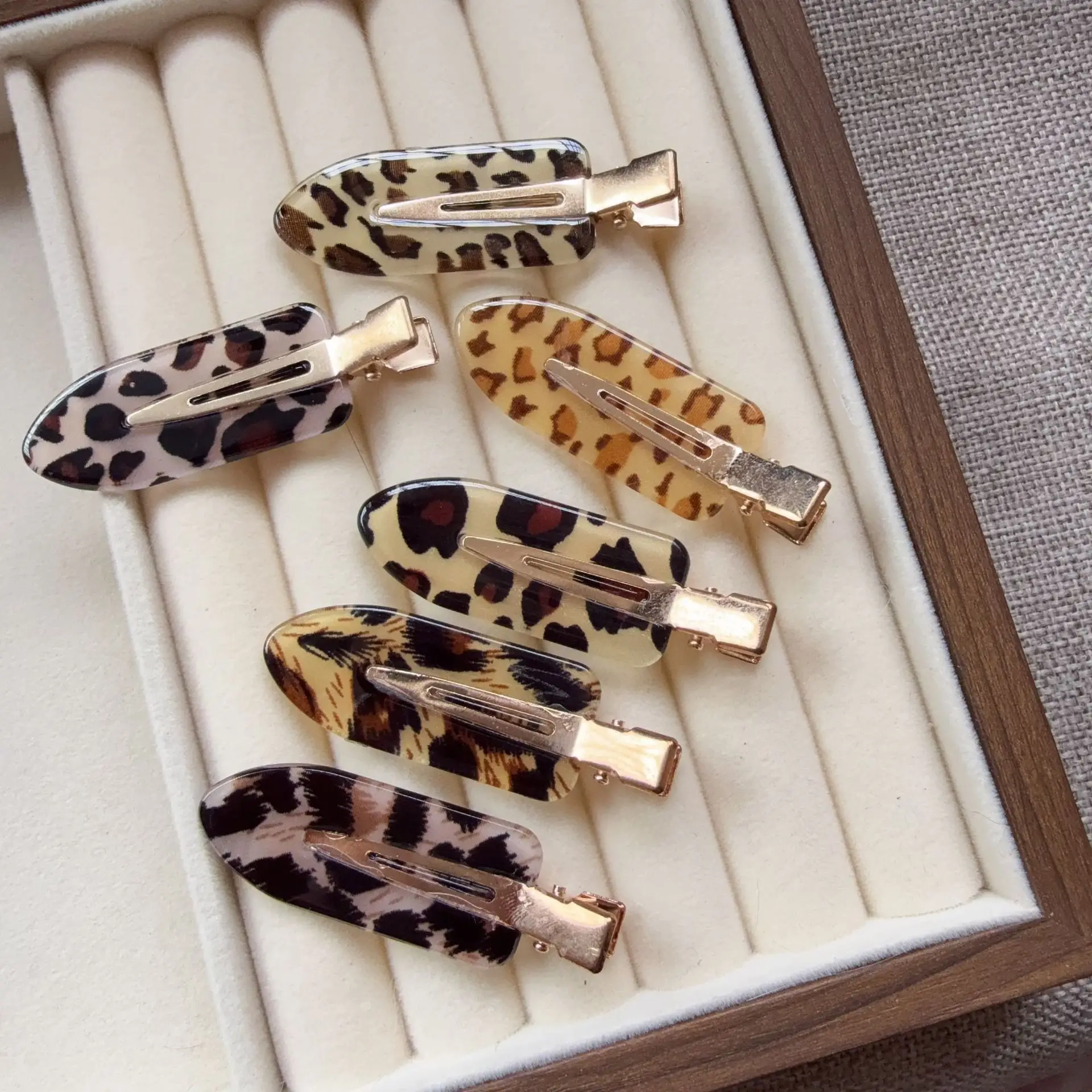4 Stück nahtlose Haarspangen mit Leopardenmuster, elegante seitliche Haarspangen für Damen, vielseitige Make-up-Haarspangen, strukturierte Haarspangen für fliegende Haare – Detail 6