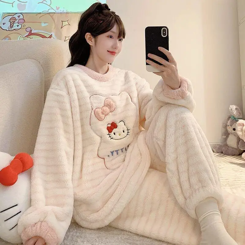 

Комплект пижамы Sanrio Kitty из кораллового флиса для женщин больших размеров: теплый, милый, свободный, на фланелевой подкладке, утолщенный, для дома
