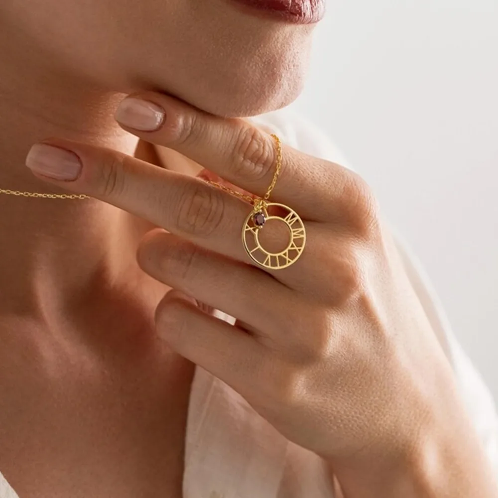 

Ожерелье с римскими цифрами, персонализированное для женщин, из нержавеющей стали с золотым покрытием, круглый кулон, подарок на годовщину или свадьбу ﻿