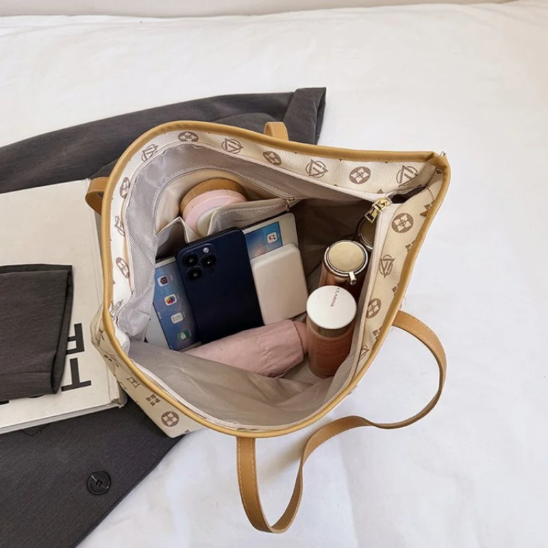 

Elegant Ladies Messenger Bag Made Of Fine Leather Boasting Trendy Commuter Design And High-End Timeless Look​