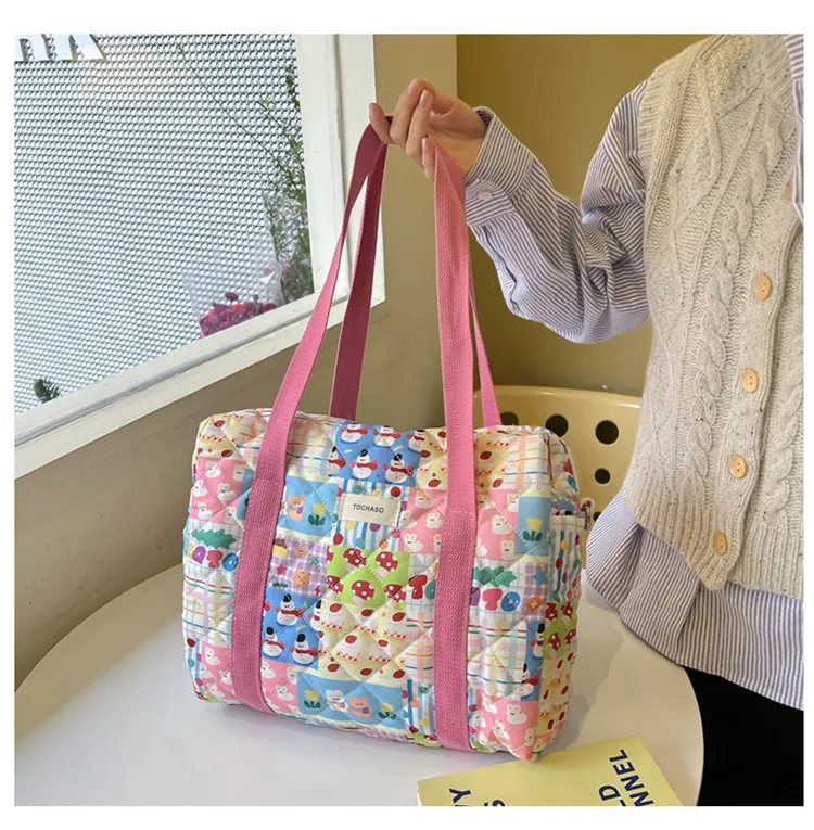 A lady large-capacity mummy bag, cute cartoon pattern, simple and fresh, suitable for daily use with a baby