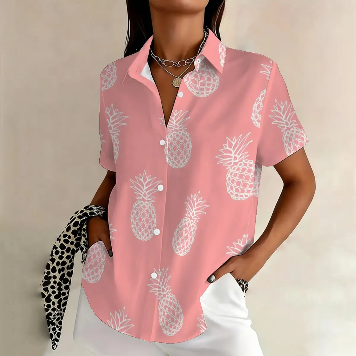 

Женская рубашка больших размеров с короткими рукавами и принтом ананасов, подходит для отпуска, повседневной носки и на каждый день; свободного кроя и удобная.