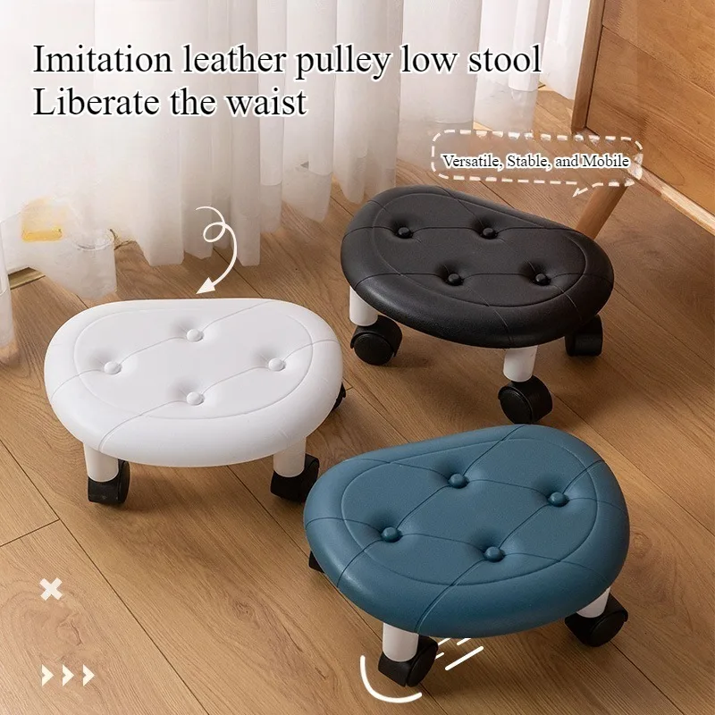 Banquinho baixo de imitação de couro com rodas, moderno e simples, para quarto, banquinho de plástico com rodas para uso doméstico, sala de estar, banquinho infantil pequeno.
