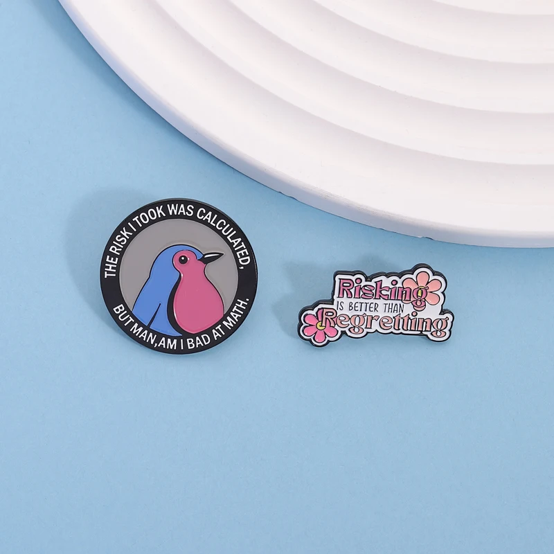 المخاطر أفضل من تدمير المينا دبابيس الطيور خطر مضحك يقتبس دبابيس التلبيب شارات الكرتون مجوهرات هدية للأصدقاء