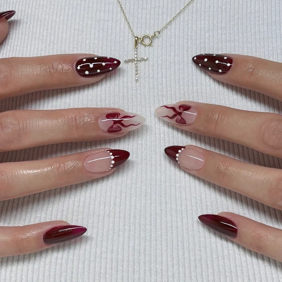 24개 프렌치 인조 손톱 (스티키 탭 포함) 아름다운 중간 길이 아몬드 모양 프레스온 네일 (참 장식 포함) 가을 겨울 리본 네일 팁