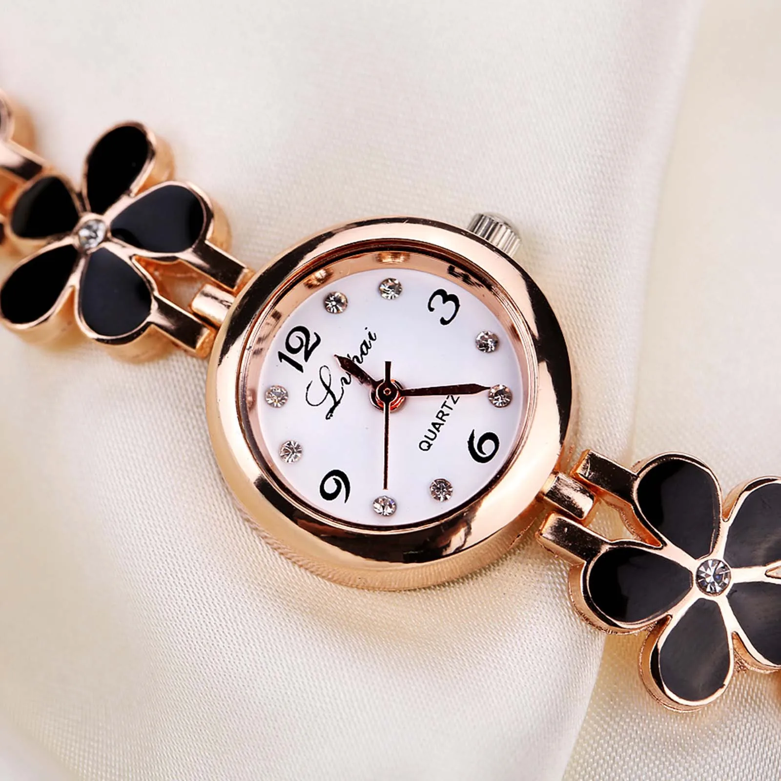 1PC Women\'s Fashionable Watch Flower Exquisite Little Daisy Watch Student Bracelet Quartz Watch Black