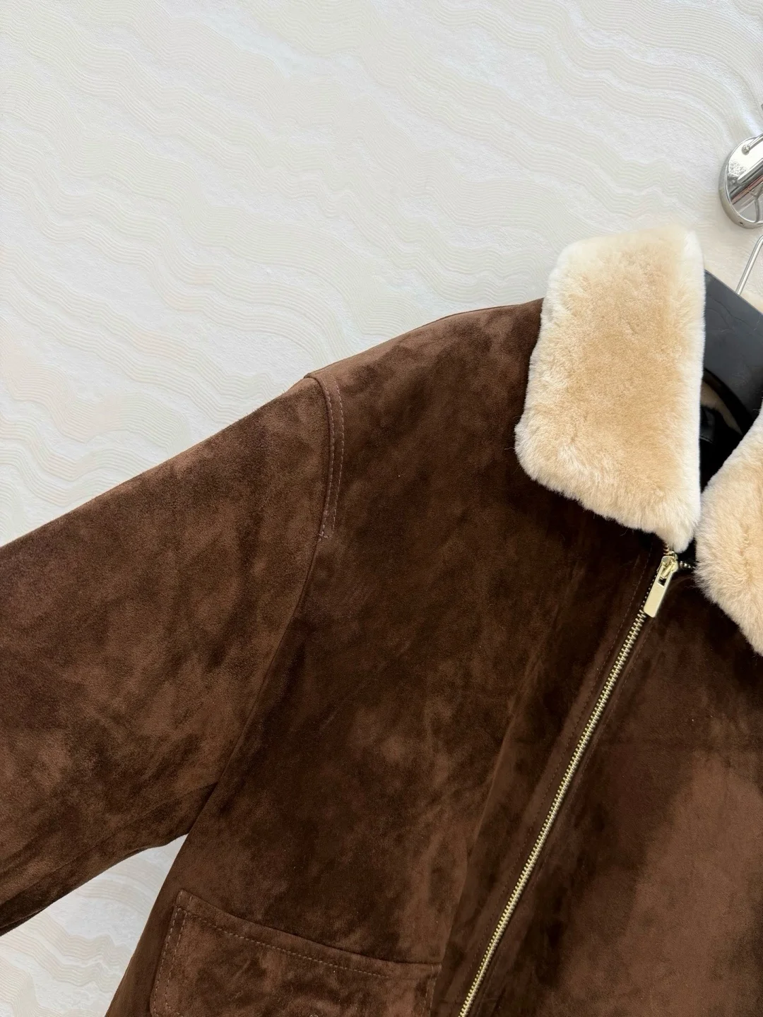 Trench vintage in pelle scamosciata marrone e giacca bomber oversize con collo in pelliccia sintetica. Simpatica giacca in cotone di velluto a coste stile intellettuale