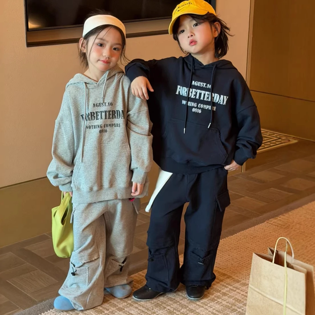 

Комплект детской одежды на весну-лето 2026: новая коллекция в корейском стиле, спортивный костюм для мальчиков и девочек с принтом-надписью (худи и брюки), комплект из двух предметов