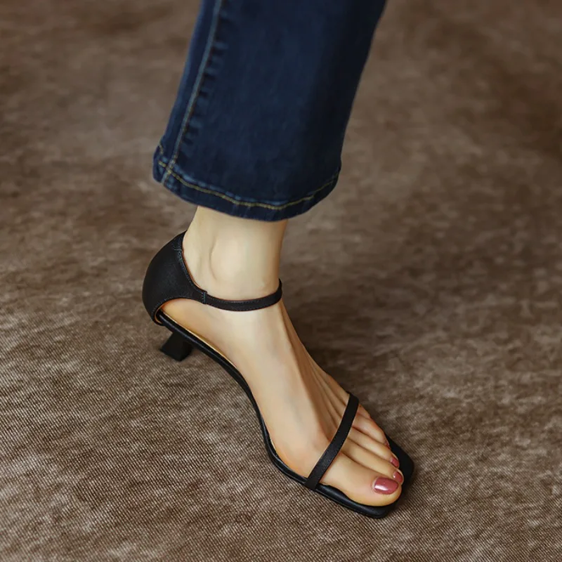 Nuevo estilo de moda cabeza cuadrada punta abierta tacón alto plataforma de una correa sandalias casuales de verano para mujeres, versátiles y fáciles de combinar