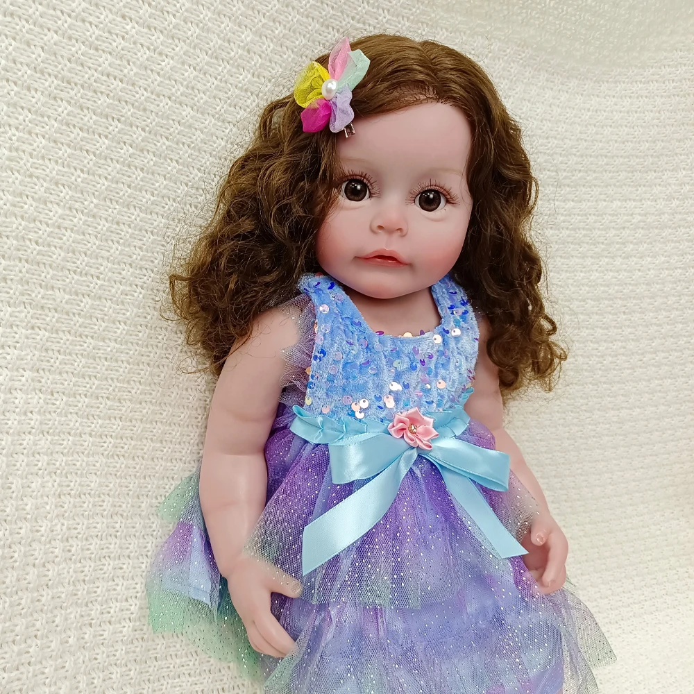 Muñeca Reborn de vinilo de 22" - Coleccionable, pelo largo y rizado marrón, ojos azules, vestido de princesa colorido, poseible, caja de regalo