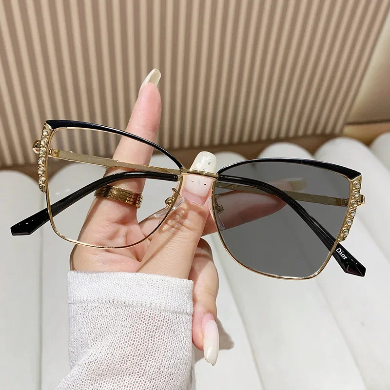 Fashion Cat Eye Anti Blue Light Photochromic Glasses Women Vintage Triangle Metal Frame Color Change Eye Protection Spectacles