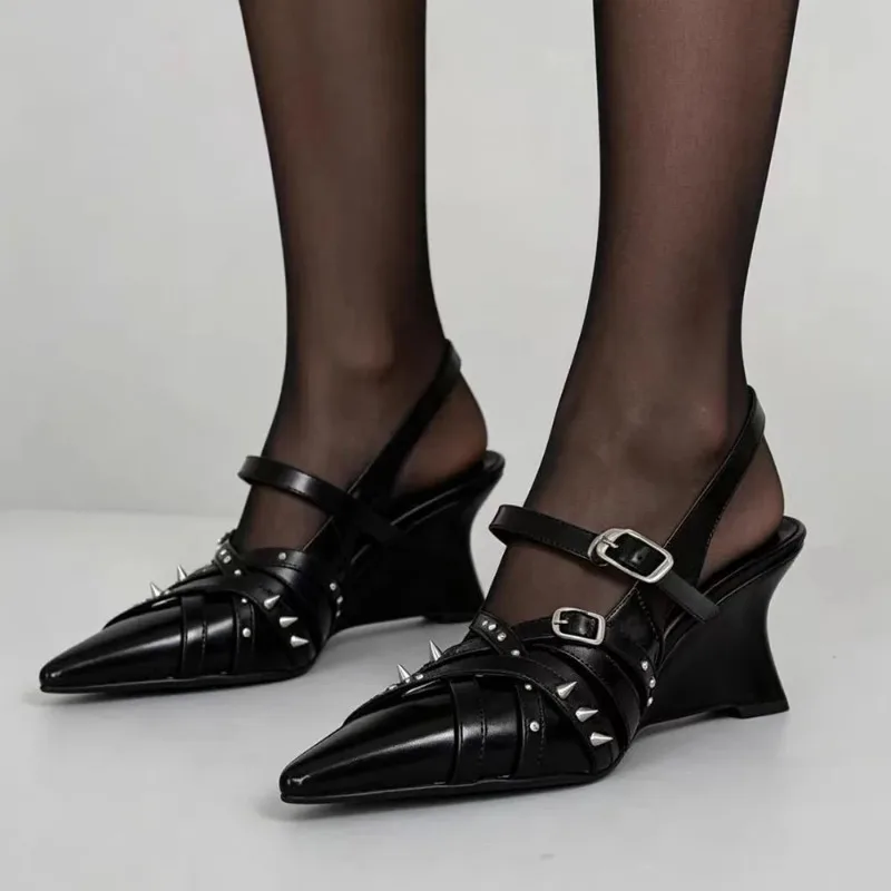 Y2K Gothic Nieten-Slingback-Pumps mit spitzer Zehenpartie, schwarzem Lackleder, 7 cm hohem Absatz, Punk-Schnallenriemen, Partyschuhe