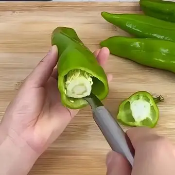 1pcs chili core remover, an ergonomic kitchen tool, suitable for peppers, sweet peppers, bitter gourds, cucumbers and zucchinis.