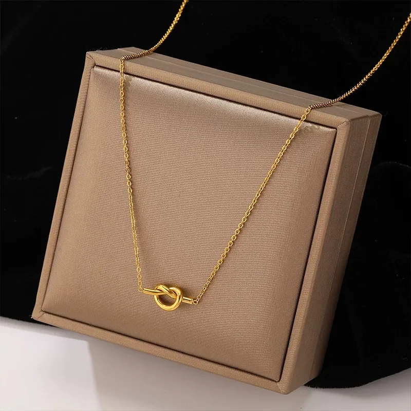 Exquisite Design Heart Shape Knotted 18K Gold Necklace For Women Fashion Beautiful Girls Party Collarbone Chain Pendant Jewelry