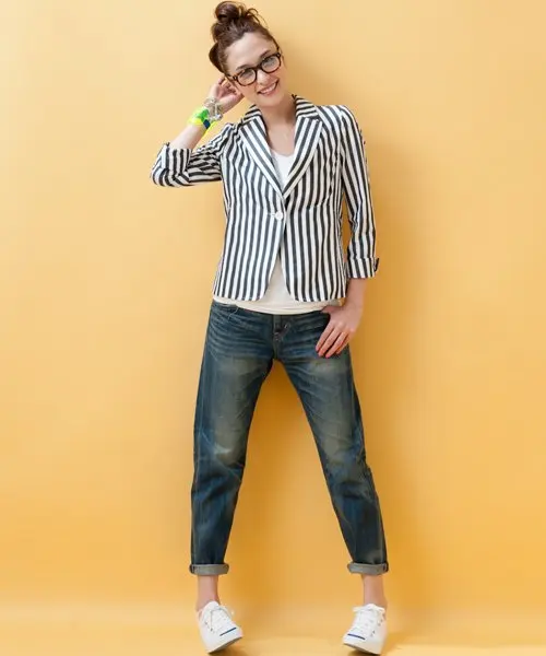 

Spring 2025 Women's Classic Straight Leg Cotton Denim Jeans Versatile Washed out Slim Fit Jeans Natural Waist Zipper Closure