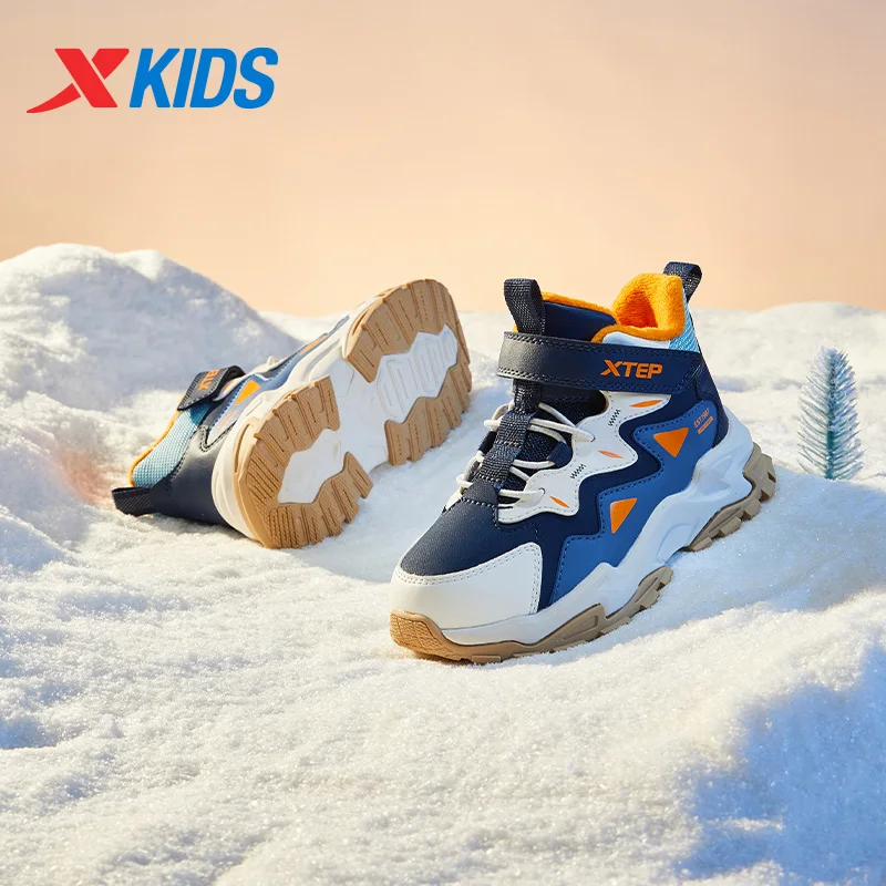 Xtep Kid의 소년용 하이탑 코튼 신발 2024 겨울 캐주얼 다목적 따뜻하고 편안한 미끄럼 방지 레저 신발 677415379123