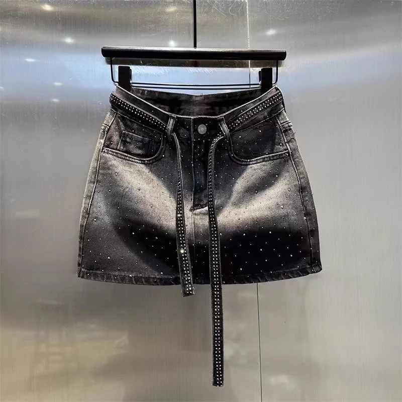 

Новая джинсовая мини-юбка оверсайз в стиле ретро с бриллиантовой отделкой для женщин, летняя, с высокой талией, блестящими заклепками, облегающая, градиентная черно-серая джинсовая юбка