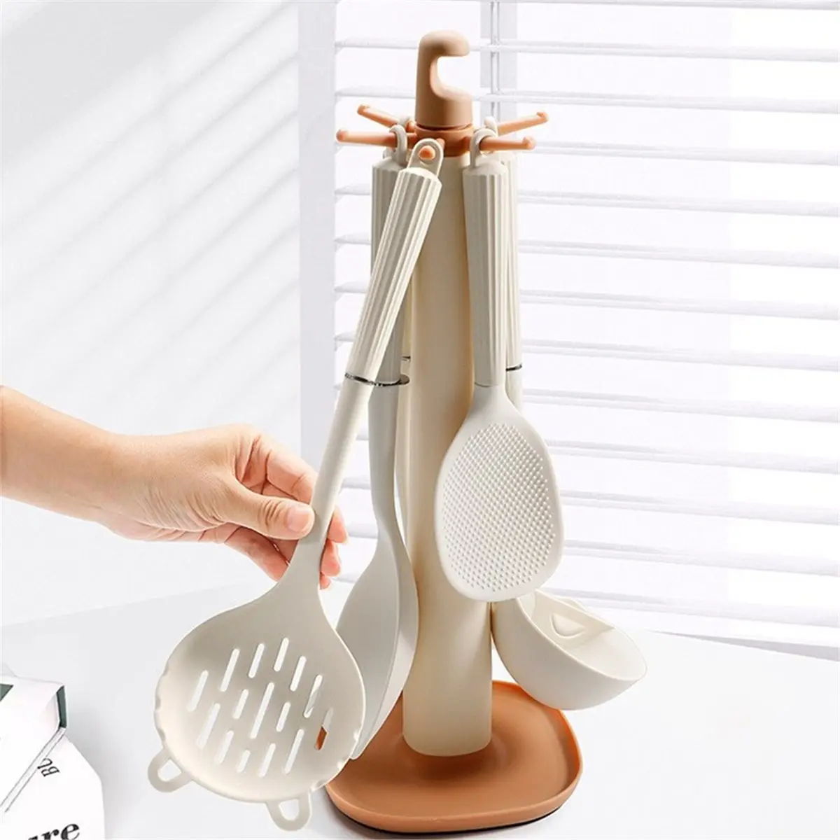 

Набор кухонных принадлежностей (8 шт.) с силиконовыми ручками: лопатка для антипригарной посуды, половник, ложка для риса, лопатка для жарки. Для домашнего использования.