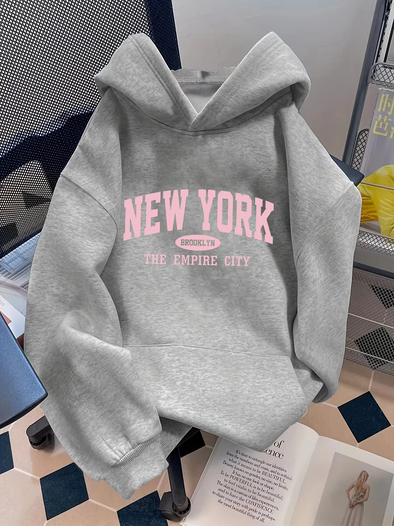 Herren-Hoodie mit lockerem Schnitt und Buchstabenmuster, lässiger Stil, geometrisches Muster, Kapuzenkragen, lässiger Langarm-Pullover mit Taschen – Detail 13