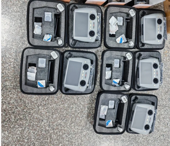 

Пульт дистанционного управления Skydroid G12 с двухдиапазонным дисплеем высокой четкости 2,4 ГГц/5,8 ГГц 5,5 дюйма, 1080P, передача цифрового изображения 20 км