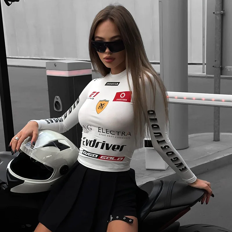 Oshfall Europejskie i amerykańskie gorące dziewczyny 2024 jesień nowy motocyklowy styl nadruk literowy okrągły dekolt długi rękaw smukłe topy damskie