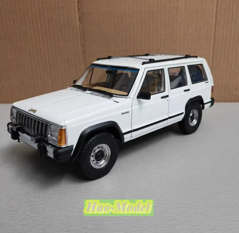 1:18 dla Jeep Cherokee Alloy Diecast Metal Model samochodu Zabawki Chłopcy Prezenty urodzinowe Hobby Wyświetlacz Kolekcja Ozdoby Biały