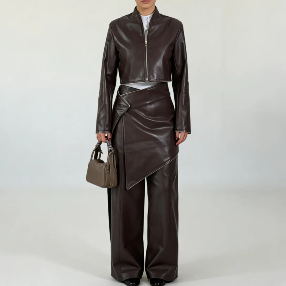 

VTKW 2026 Новый женский комплект из искусственной кожи: укороченная куртка на молнии и асимметричные брюки с широкими штанинами, темно-коричневый костюм