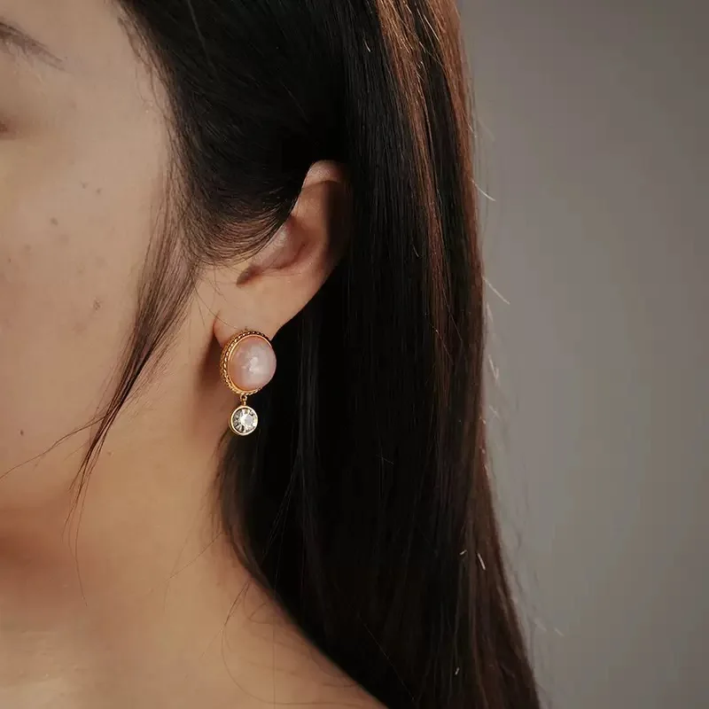 أقراط مستوحاة من الطراز القديم للنساء، حدود ذهبية ملتوية مع أقراط متدلية كريستالية صغيرة، مجوهرات متدلية للمناسبات الخاصة #6